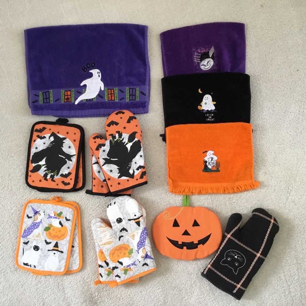 14 Piece Lot Bundle Halloween: 5 Oven Mits, 5 Hot Pads & 4 Bathroom Guest Towels